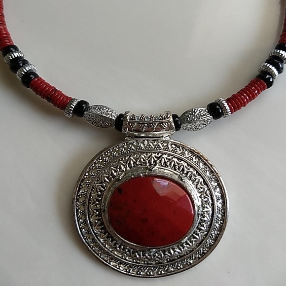 Set of Matching Red Earrings & necklace - Picture 2 of 7